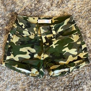 No Boundaries Women’s Shorts Green Camo